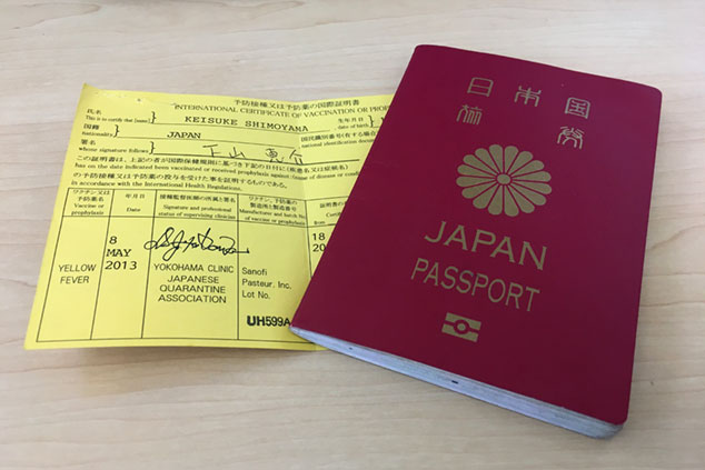 パスポートとアフリカ諸国のビザ、イエローカード（黄熱病予防接種証明書）